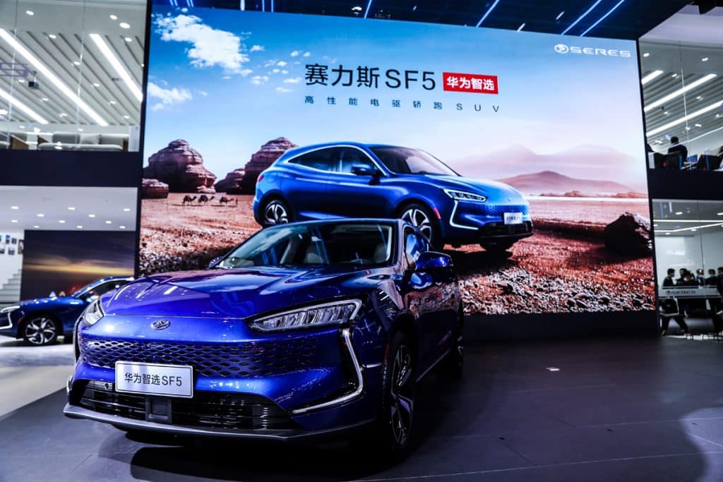 Huawei sprzedaje w swoich punktach w Chinach samochód Seres ZF5 źródło: Huawei