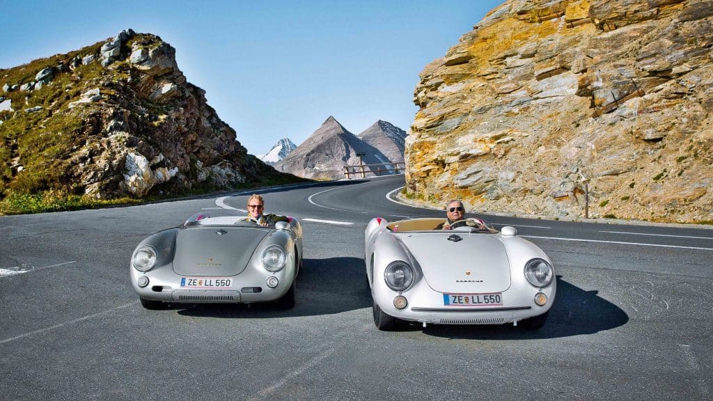 dr Wolfgang Porsche, jego syn Ferdinand i dwa Porsche 550 Spyder na alpejskiej drodze Großglockner w 2020 roku