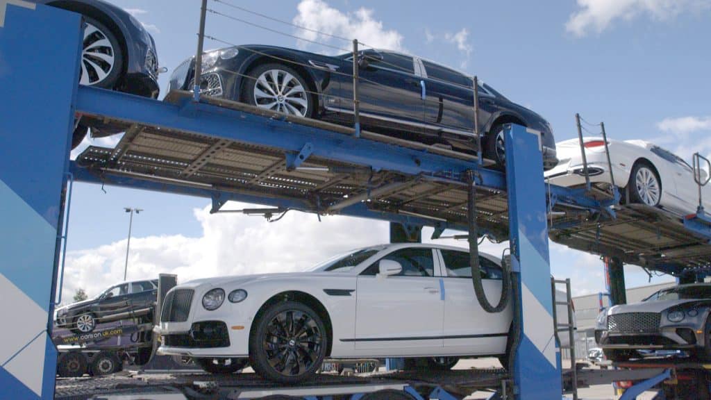 Transport samochodów Bentley na lawecie