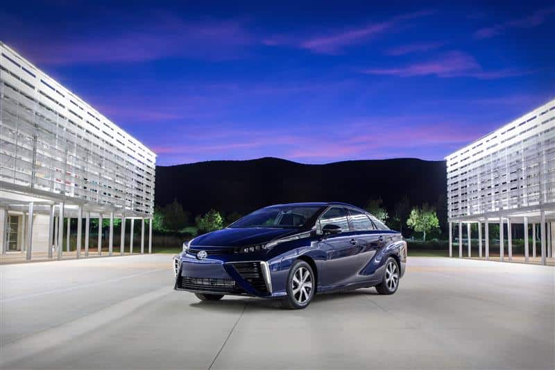 Toyota Mirai pierwszej generacji pojawiła się w 2014 roku. źródło: Toyota