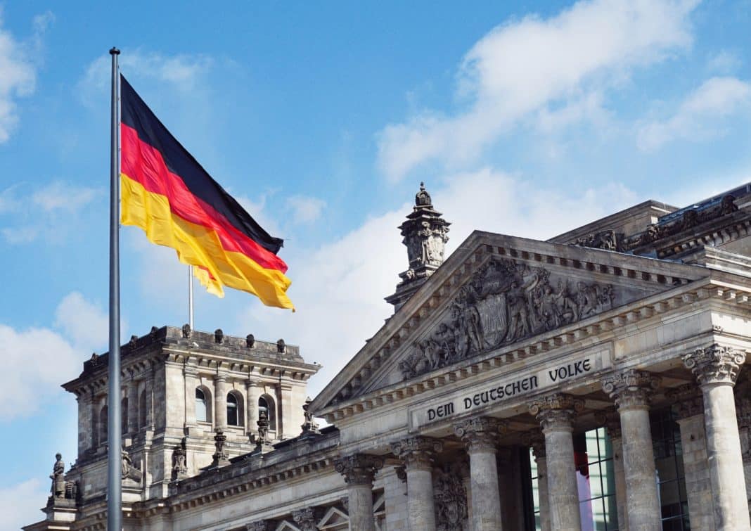 Niemiecka flaga i Bundestag