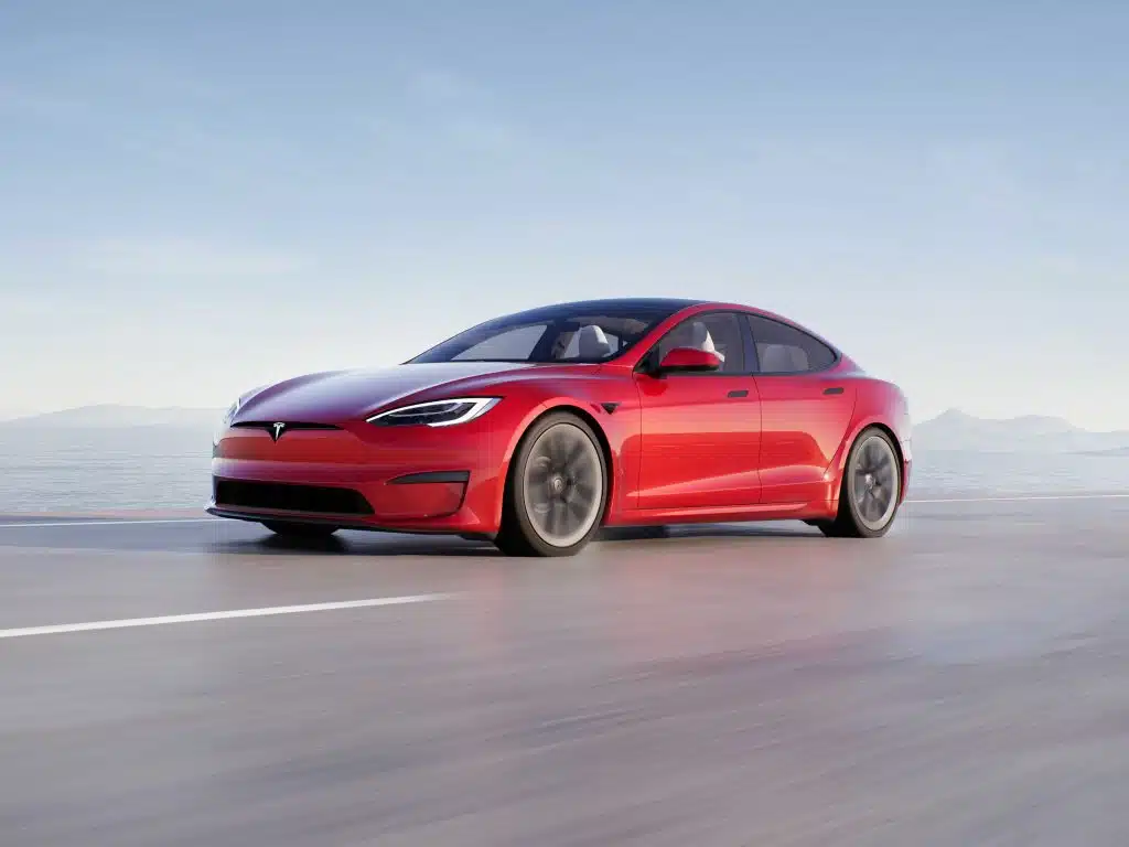 Czerwona Tesla Model S zdjęcie z boku