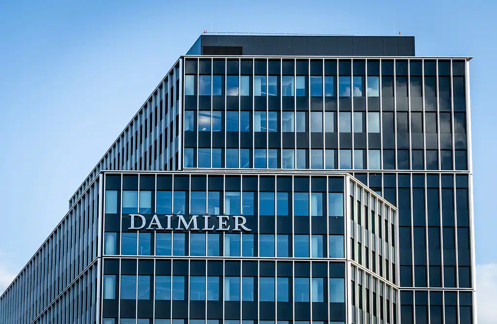 Budynek z logo Daimler