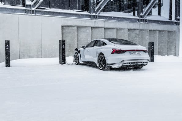 Ładowanie auta elektycznego Audi zimą