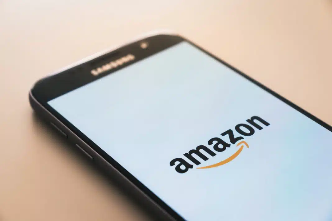 Logo Amazona na telefonie komórkowym