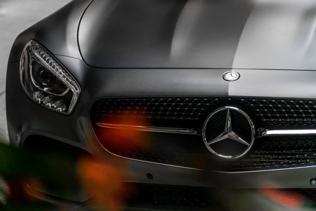 Samochód Mercedes z logo