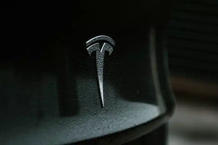 Logo Tesli na samochodzie