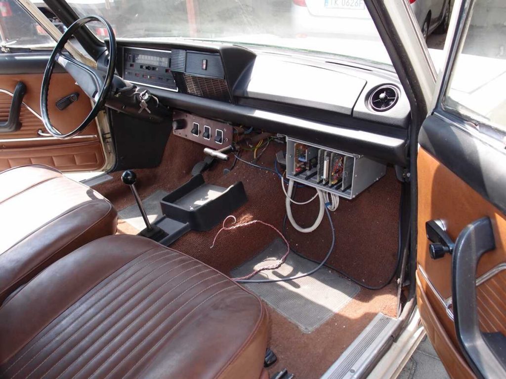 Wnętrze elektrycznego Fiata 125p 