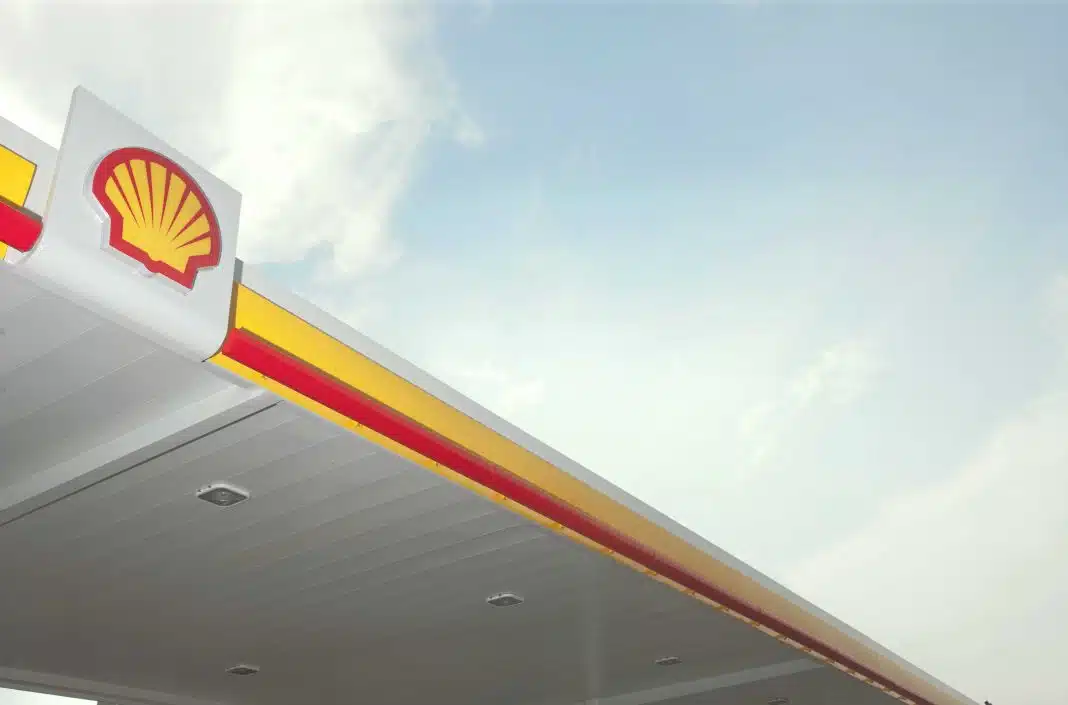 Logo Shell na stacji tankowania