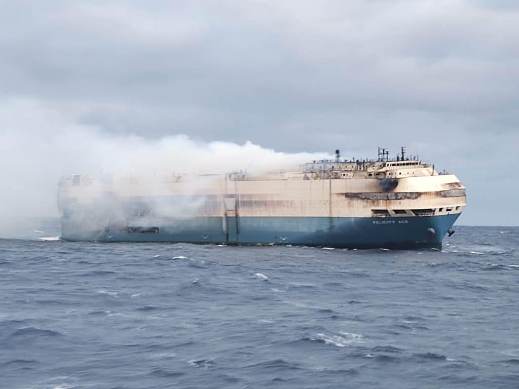 Płonący na Atlantyku statek Felicty Ace       zdjęcie: Marinha Portuguesa