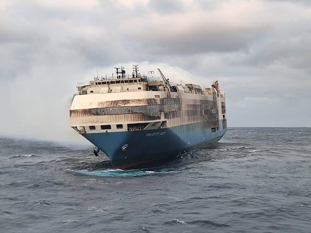 Płonący na Atlantyku statek Felicty Ace zdjęcie: Marinha Portuguesa