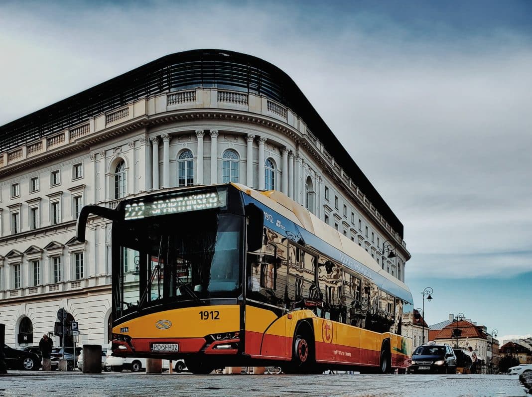 Autobus elektryczny na ulicach Warszawy