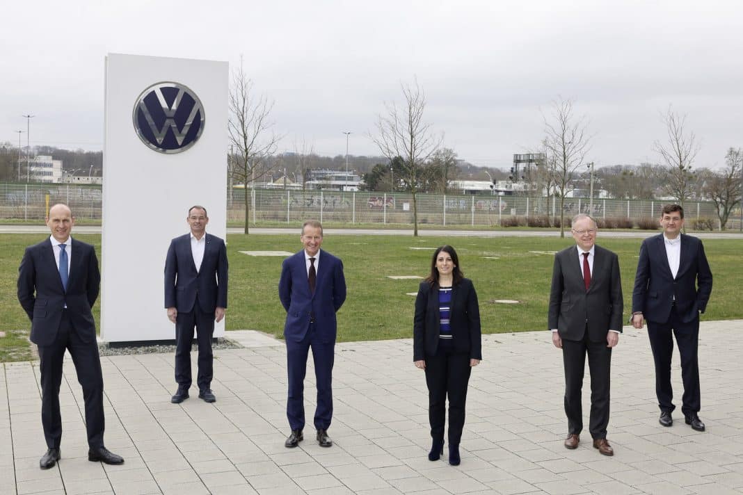 Nowa fabryka Trinity Volkswagena ma powstać w Wolfsburgu-Warmenau. Od lewej: Ralf Brandstätter, dr Christian Vollmer, dr Herbert Diess, Daniela Cavallo, Stephan Weil i Gunnar Kilian.