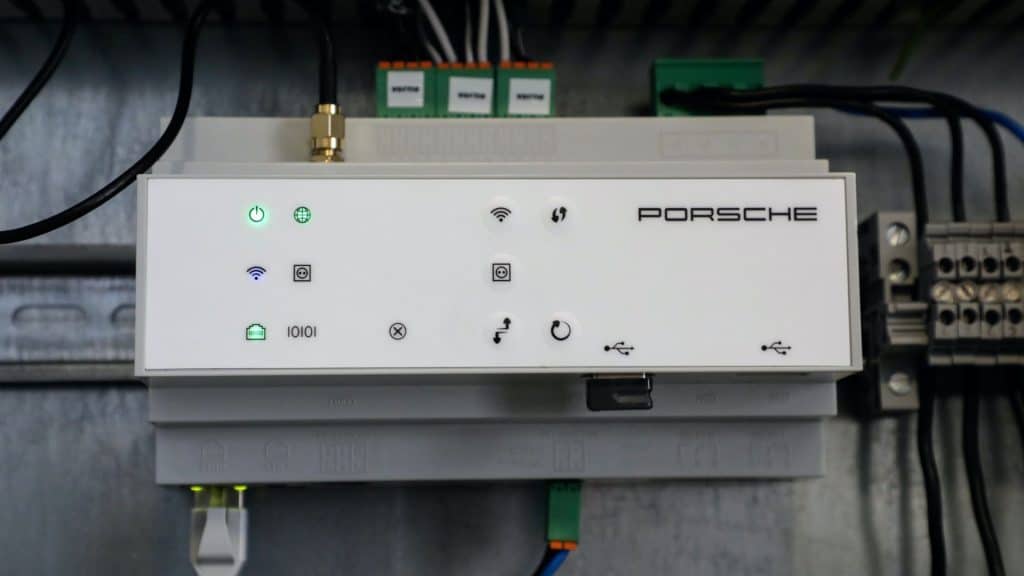 Porsche Home Energy Manager - monitoruje zużycie energii i mocy. Chroni połączenie domowe przed przeciążeniem i umożliwia korzystanie z funkcji inteligentnego ładowania