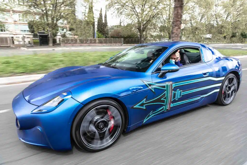 Carlos Tavares dyrektor generalny Stellantisa za kierownicą elektrycznego Maserati GranTurismo Folgore