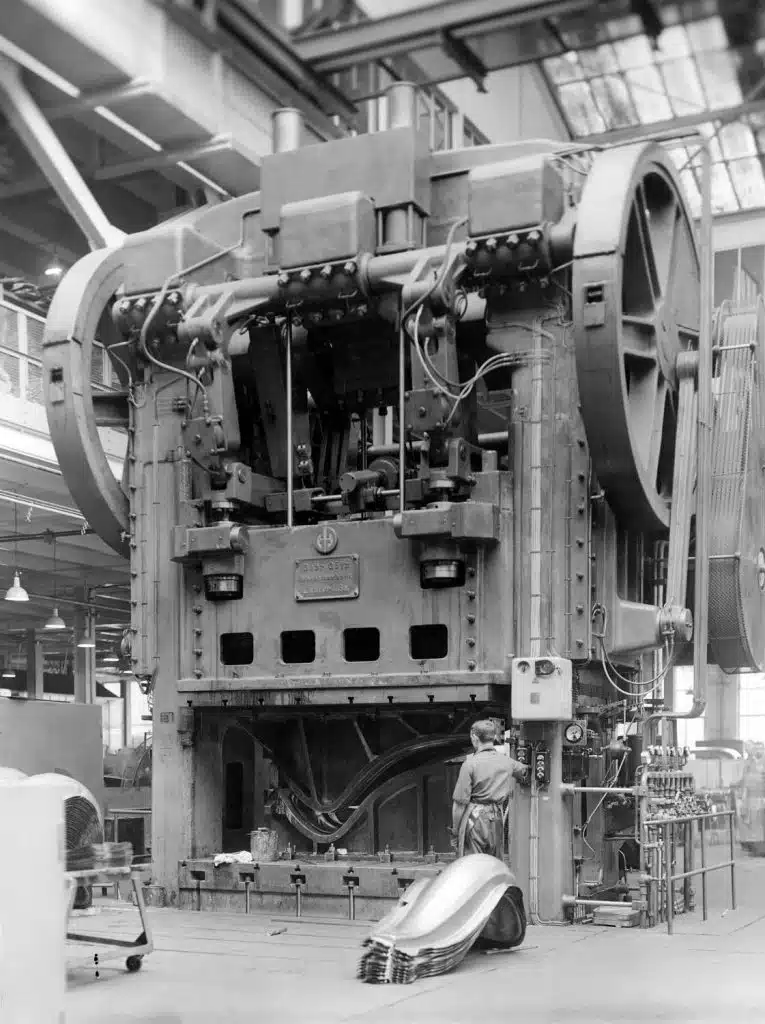 Prasa do głębokiego tłoczenia tylnych błotników w fabryce BMW w Eisenach pod koniec lat 30. XX wieku.