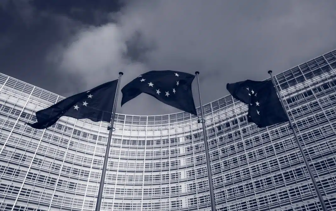 Flagi Unii Europejskiej przed siedzibą Parlamentu Europejskiego