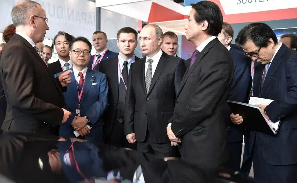Władimir Putin ogłaszający w 2017 roku uruchomienie drugiej zmiany w fabryce Nissana w Rosji