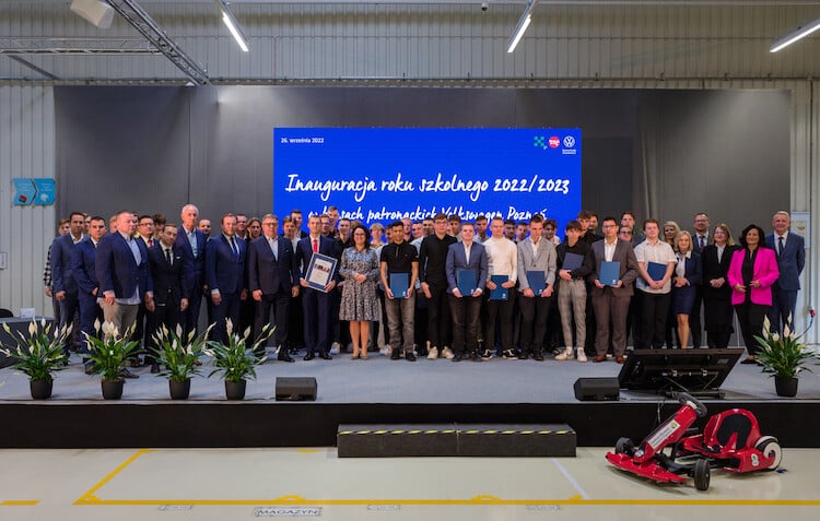 44 uczniów klas patronackich odebrało umowy o prace w Volkswagen Poznań