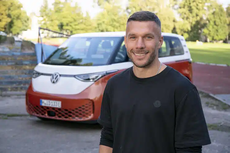 Lukas Podolski i elektryczny Volkswagen ID Buzz