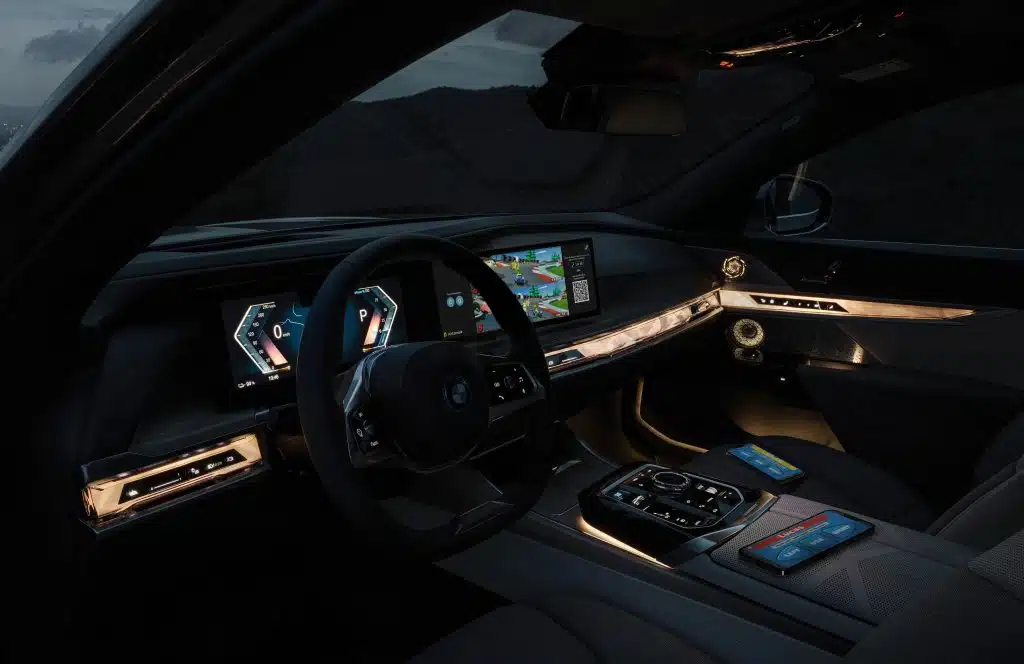 Wnętrze samochodu BMW z wyświetlaną grą AirConsole na wyświetlaczu