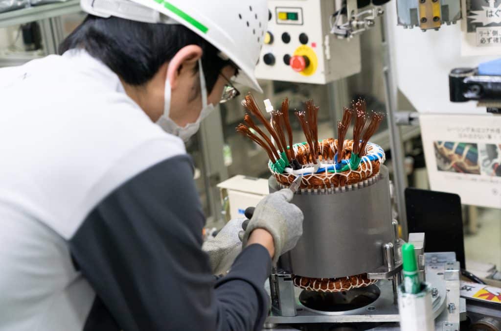 Produkcja silnika elektrycznego w fabryce Nissana w Yokohamie