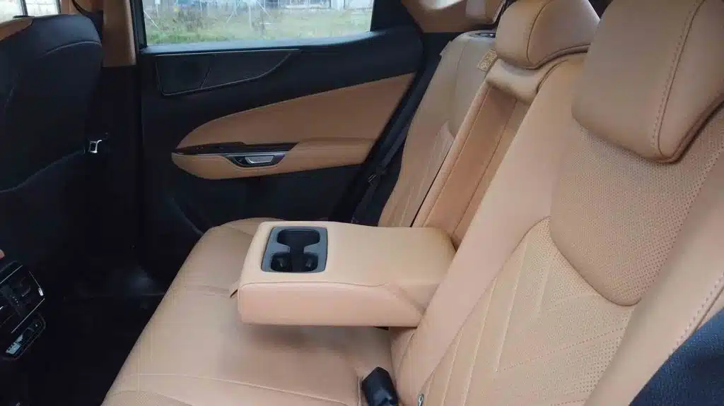 Tylna kanapa Lexusa 450h+