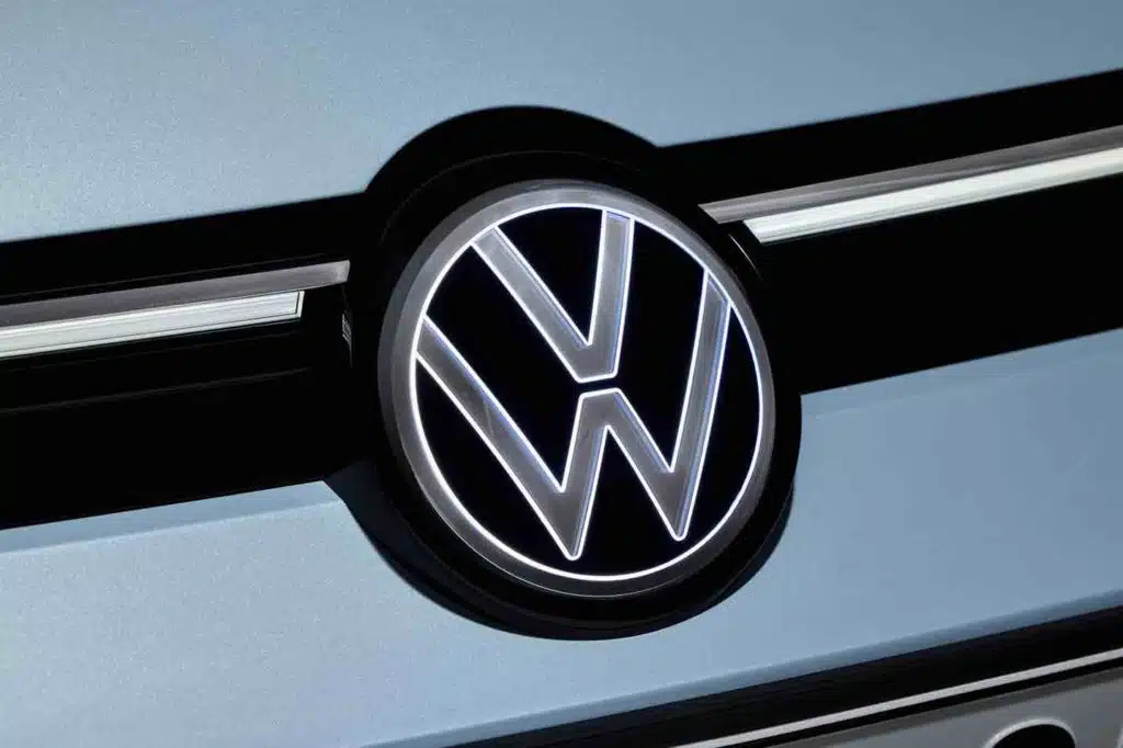 Nowy Volkswagen Golf - przód z podświetlanym logo