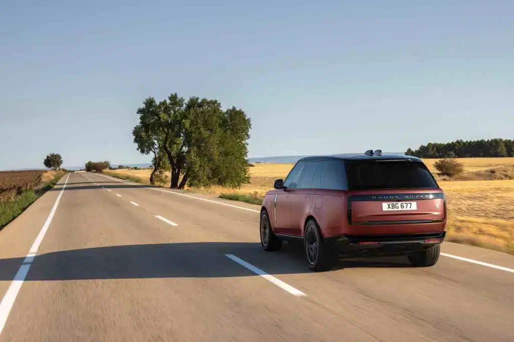 Jaguar Land Rover zwalnia tempo elektryfikacji