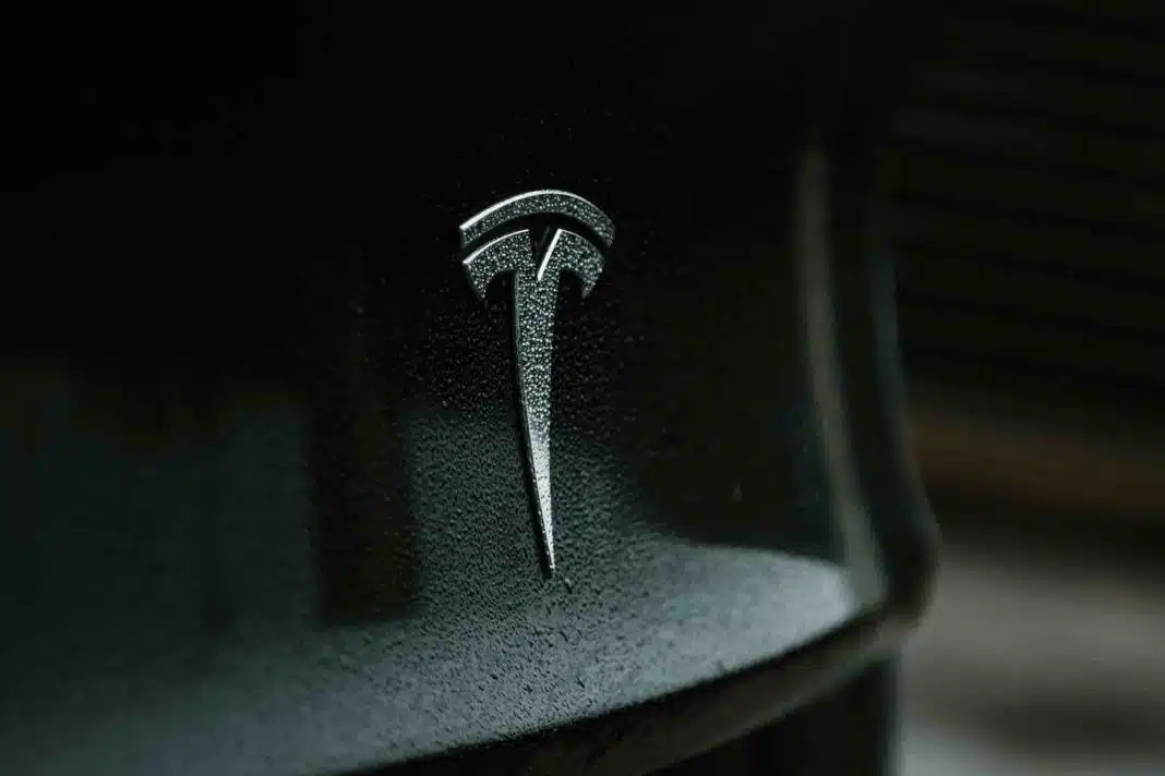 Tesla 2025 – spadki, konkurencja z Chin i nadzieje na nowe modele