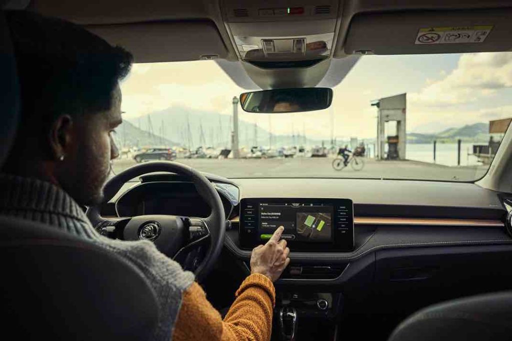 Aplikacja Skoda Pay to Park uruchomiona na ekranie multimedialnym we wnętrzy nowej Skody