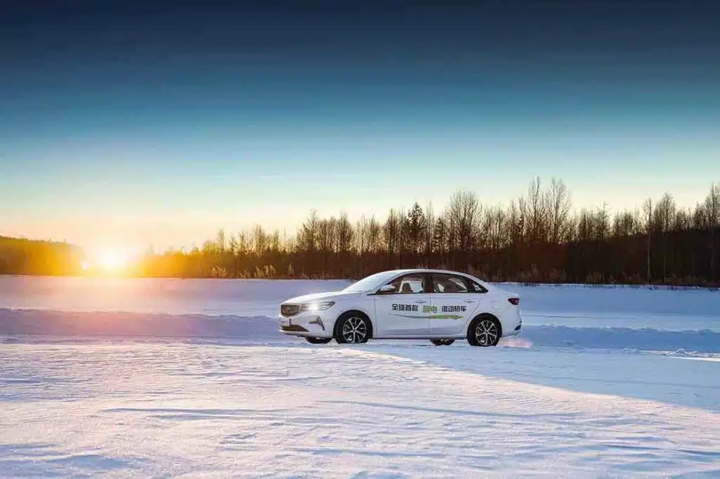 Hybrydowy samochód Geely zasilany zielonym metanolem podczas testów drogowych