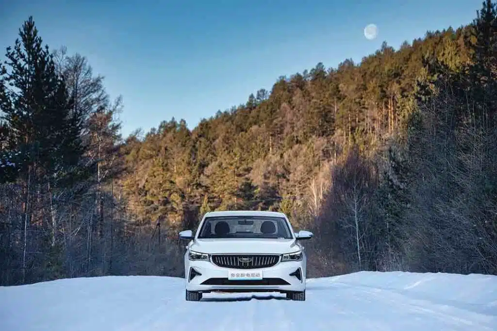 Hybrydowy samochód Geely Emgrand zasilany zielonym metanolem podczas testów