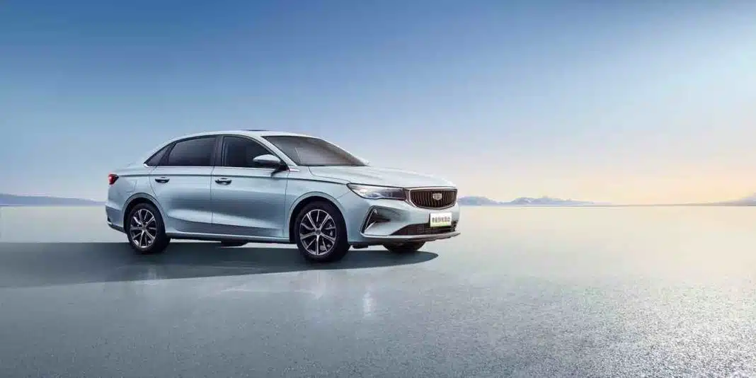 Hybrydowy samochód Geely zasilany zielonym metanolem podczas testów drogowych Hybrydowy samochód Geely zasilany zielonym metanolem podczas testów drogowych