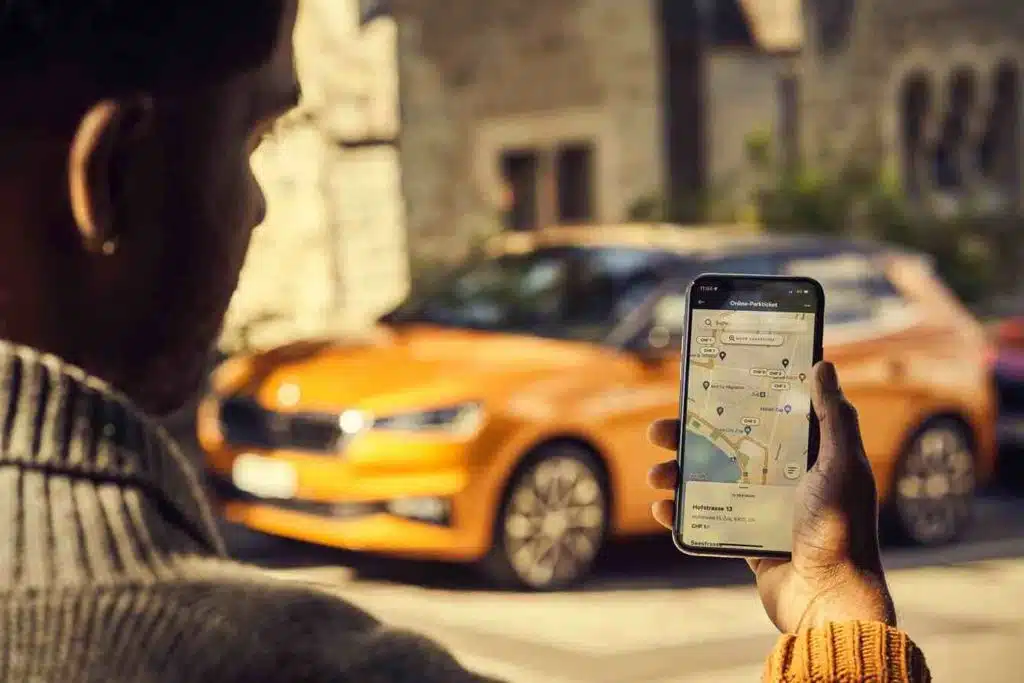 Aplikacja Skoda Pay to Park uruchomiona na smartfonie przy nowej Skodzie